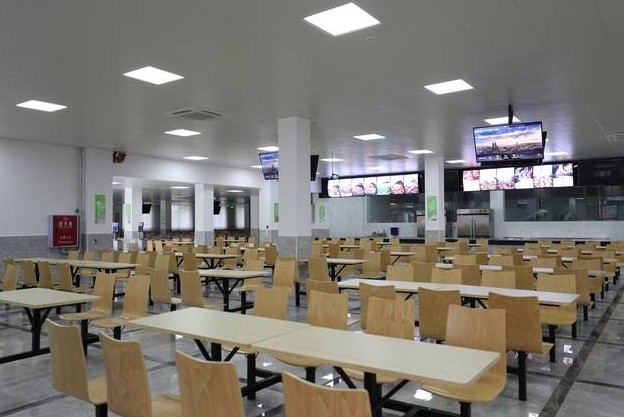 學生向教育局舉報“食堂飯菜有蛆”遭辱罵